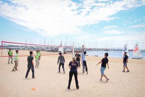 张同学与同学们一起打沙摊排球 张同学与同学们一起打沙摊排球